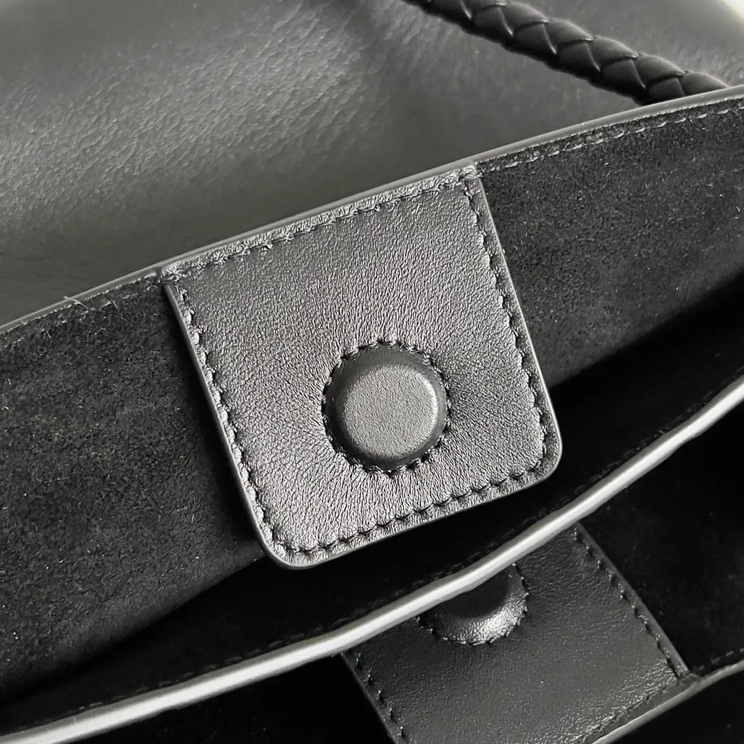 Batch 2160 BV The all-leather Andiamo is new, a very casual splayed buckle bag, which also means that its weight is very light, which greatly reduces our burden when going out for shopping. It can be carried cross-body, hand-held, or carried under the armpit. Taking into account the different backpacking habits of people, the simple design brings us more inspiration. Matched with various keychains and dolls, it will become the finishing touch in the outfit. Medieval style and modern style can also be perfectly blended🫧🫧 Style number: 810213 Size: 25*22*10.5cm